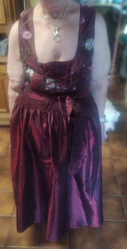 Schönes langes dirndl - langes,