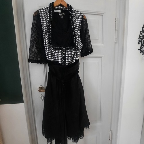Dirndl mit bluse - bluse, und