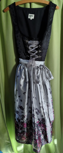 Schönes schwarzes dirndl - schönes,